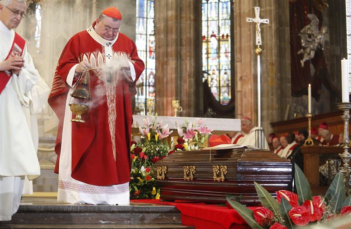Dominik Duka nad rakví svého pedchdce kardinála Josefa Berana.