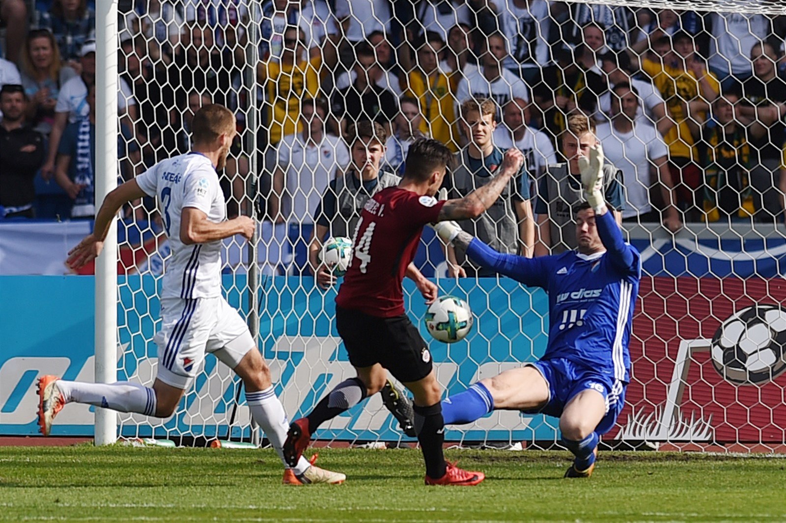Václav Kadlec ze Sparty p�ekonává branká�e Baníku Ostrava Jana La�t�vku a...
