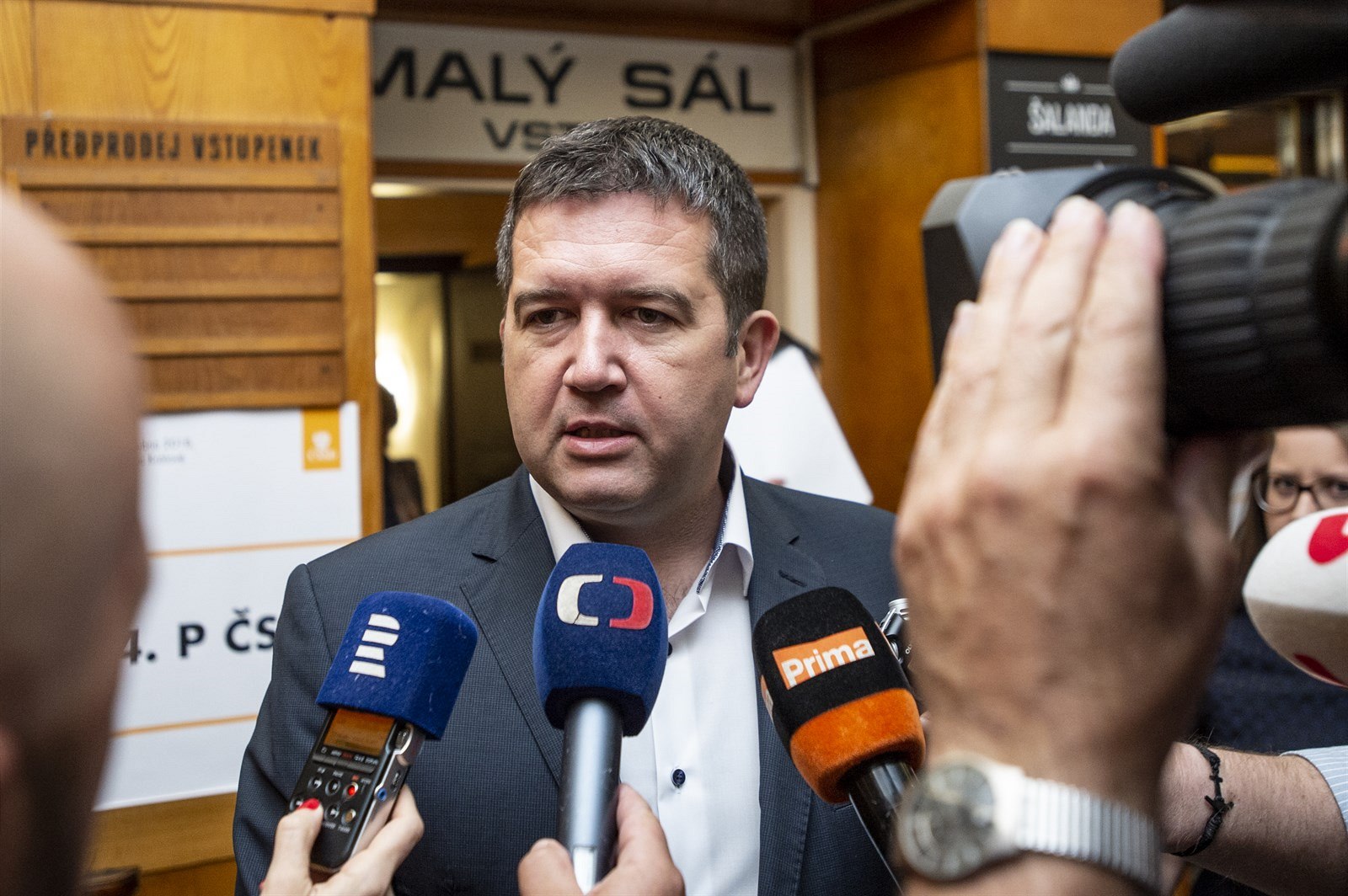 P�edseda �SSD Jan Hamá�ek hovo�í s noviná�i na zasedání úst�edního výkonného...