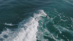 Big Wave surfov�n� je velmi n�ro�n� co se ment�ln� i fyzick� p��pravy t��e. Vlny, kter� na �lov�ka padaj�, v�� n�kolik tun a jedn�m z nejv�t��ch rizik je, �e v�ce po sob� jdouc�ch vln surfa�e uv�zn� pod hladinou a des�tky sekund, n�kdy i n�kolik minut, mu nedovol� nadechnout se. Pokud zpanika��, utop� se. To se bohu�el p�ihodilo ji� mnoha sv�tov�m sportovc�m.