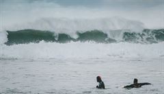 Big Wave surfov�n� je velmi n�ro�n� co se ment�ln� i fyzick� p��pravy t��e. Vlny, kter� na �lov�ka padaj�, v�� n�kolik tun a jedn�m z nejv�t��ch rizik je, �e v�ce po sob� jdouc�ch vln surfa�e uv�zn� pod hladinou a des�tky sekund, n�kdy i n�kolik minut, mu nedovol� nadechnout se. Pokud zpanika��, utop� se. To se bohu�el p�ihodilo ji� mnoha sv�tov�m sportovc�m.