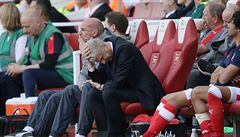 Francouzský manaer Arsene Wenger na lavice Arsenalu.