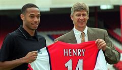 Francouzský manaer Arsenalu Arsene Wenger a Thierry Henry pi podpisu útoníka...