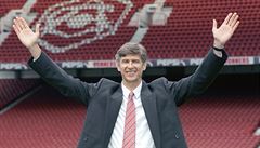 Francouzský manaer Arsenalu Arsene Wenger pi podpisu smlouvy 22. záí 1996.