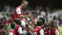 Rozluka Dennise Bergkampa, legendy Arsenalu, v roce 2006.