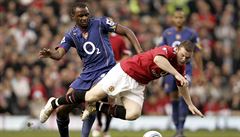 Patrick Viera (v modrém) z Arsenalu a útoník Manchesteru United Wayne Rooney v...