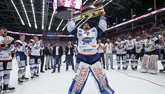 Hokejisté Komety Brno slaví mistrovský titul na ledě Třince.