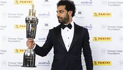 Útoník Liverpoolu Mohammed Salah s trofejí pro nejlepího hráe Premier League.