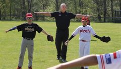 Americká baseballová legenda Cal Ripken pi návtv Prahy, kdy trénoval s...