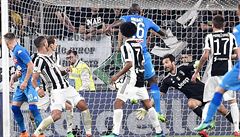 Kalidou Koulibaly z Neapole pekonává Gigi Buffona v brance Juventusu.