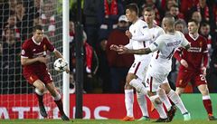 Liverpool vs. AS �ím, semifinále Ligy mistr�: zásah rukou Jamese Milnera (v...