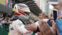 Lewis Hamilton z Mercedesu slaví vítzství na GP Ázerbájdánu.
