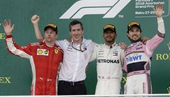 Lewis Hamilton (druhý zprava) na stupních vítz GP Ázerbájdánu. Vpravo tetí...