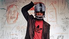Jean-Michel Basquiat v helmě hráče amerického fotbalu (1981)