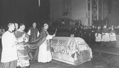 Výkrop rakve svcenou vodou provedl sám Svatý otec Pavel VI.