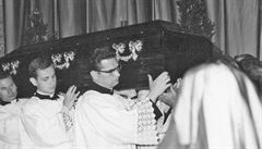 Po skonení pohebních rituál byla rakev s ostatky kardinála Berana pevezena...