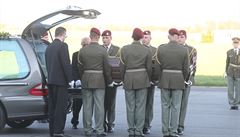 Kolona s rakví kardinála Berana a doprovodem se vydala do dejvického...