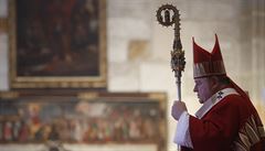 Kardinál Dominik Duka s holí, která symbolizuje jeho úad.