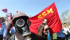Objevovaly se symboly komunismu i plynové masky.