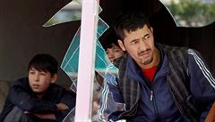 Okno rozbité pi výbuchu sebevraedného útoníka v Kábulu.