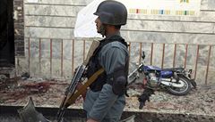 Kábulský policista na míst útoku.