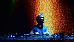 Tisíce lidí uctily památku mladého švédského DJ Aviciiho, hudebníka, který změnil EDM