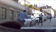 VIDEO: Řidič na drogách v kradené dodávce uháněl Stromovkou plnou lidí