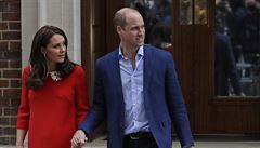 William a Kate jako ji tradin ukazují novorozence dychtiv ekajícím...