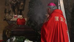 Rakev s ostatky kardinála Josefa Berana byla uloena po poutní bohoslub v...