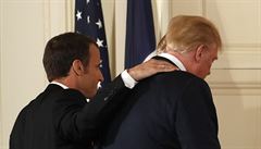 Emmanuel Macron objímá Donalda Trumpa kolem ramen.