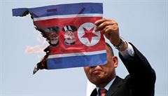 Summit pinesl i protesty. Mu pálí severokorejskou vlajku s podobiznami vdc.