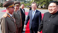 Vdí pedstavitelé obou Korejí a severokorejské vojenské piky.