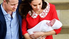 Princ William a jeho ena Catherine, vévodkyn z Cambridge se synem Louisem...