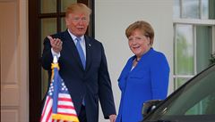 Donald Trump v pátek 27. dubna pivítal nmeckou kancléku Angelu Merkelovou v...