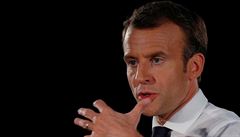 ‚Káže vodu, pije víno‘. Francouzi kritizují Macrona kvůli nákupu drahého porcelánu