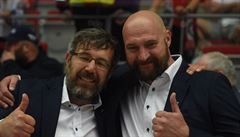 Trenéři Brna (zleva) Kamil Pokorný a Libor Zábranský se radují z titulu.