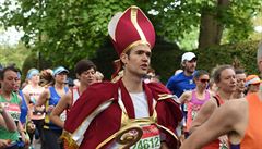 Mezi maratonci se objevil i bec v kostýmu biskupa.