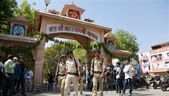 Policejní strá� p�ed soudem v D�ódhpuru, ve kterém je souzen duchovní v�dce...