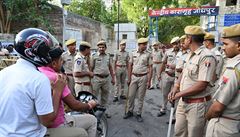 Policejní strá� kontroluje vstup do v�zení v D�ódhpuru, ve kterém je dr�en...