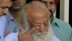 Duchovní v�dce Ásaram Bapu vychází z budovy soudu.