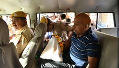 Policie zadr�ela p�íznivce duchovního v�dce Ásarama Bapu, který protestoval...