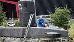 Policejní technici zkoumají ponorku konstruktéra Petera Madsena, na které ml...