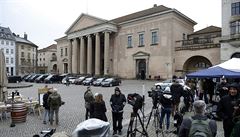 Novinái ekají ped budovou soudu v Kodani na verdikt nad konstruktérem...
