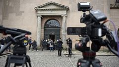 Novinái ekají ped budovou soudu v Kodani na verdikt nad konstruktérem...