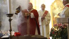 Kardinál Dominik Duka slouí mi k uctní památky kardinála Josefa Berana.