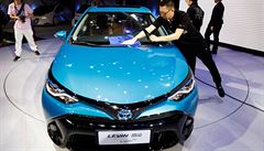 Hybrid Toyota Levin, který zaměstnanci autosalonu v Pekingu připravují na...