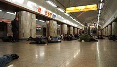 Tři střelci ve vagonu metra plného cestujících v centru Prahy. Policie chystá obří cvičení