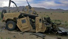 Obrnný vz Humvee poté, co pod jeho koly explodoval nástraný výbuný systém.