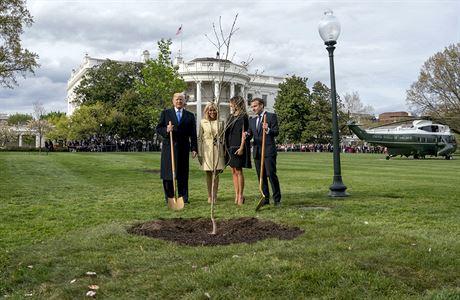 Americk prezident Donald Trump a francouzsk prezident Emmanuel Macron...