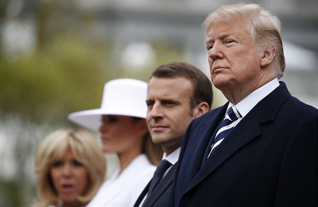 Americk prezident Donald Trump a francouzsk prezident Emmanuel Macron...